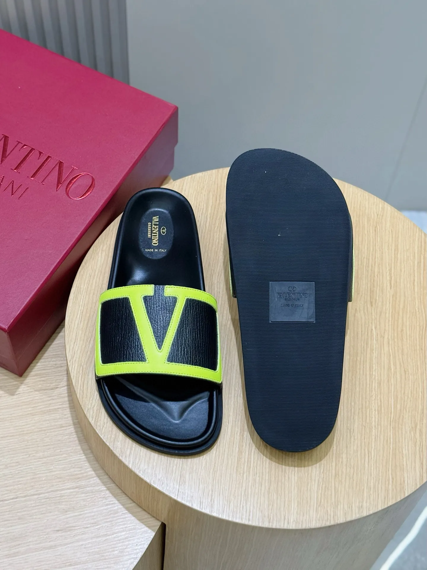 [VALENTINO] Top P: 540💰 Size: 39-44 (customized at 38.45) 🆕2025VLT — Valentino’s latest summer men’s slippers. The use of imported cowhide elements on slippers has been sublimated! It is worthy of recognition both visually and in terms of quality. Excellent quality, comfortable and durable! The embellishment of the perforated V hardware on the toe adds a sense of fashion! Cowhide feet